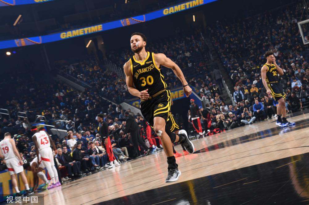 球迷们正陆 球迷们正陆